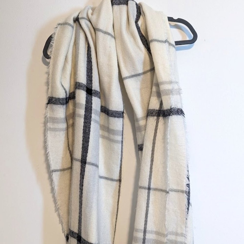 Pre-Loved Women's Blanket Scarf Unbranded White and Black Plaid w/Fringe Detail